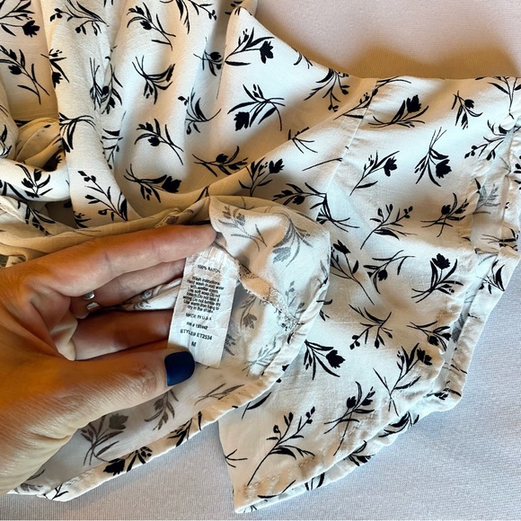 windsor rayon white & black floral wrap top w ruffle sleeves / size medium - Picture 5 of 5